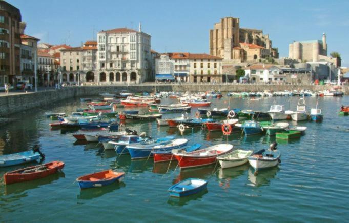 Precioso Apartamento Con Terraza, Pistas De Padel Y Piscinas Leilighet Castro Urdiales Eksteriør bilde